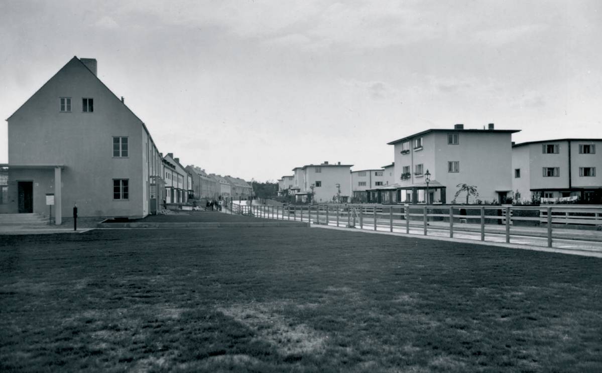 Gable roofs of Siedlung am Fischtalgrund (left) and flat roofs of Onkel-Tom-Siedlung (right)