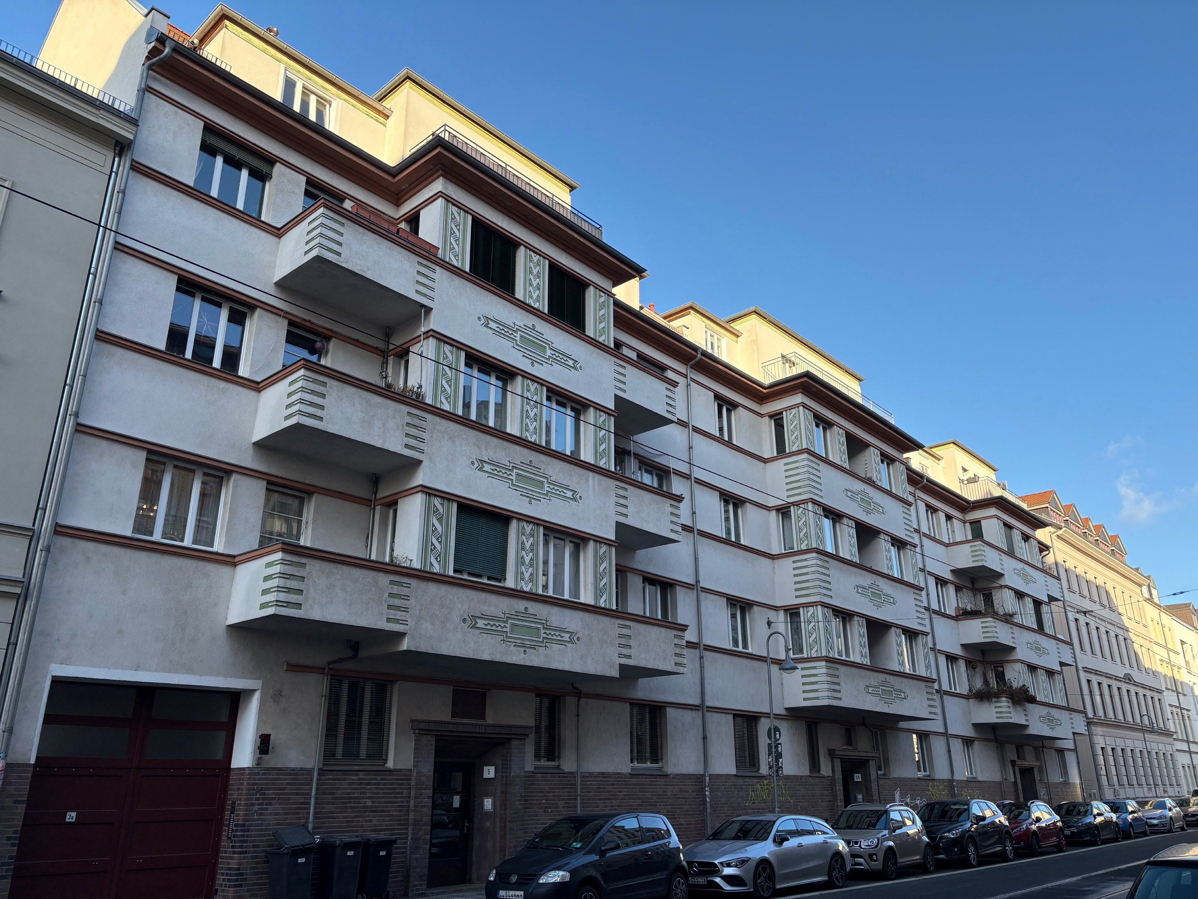 Facade with green Sgraffiti