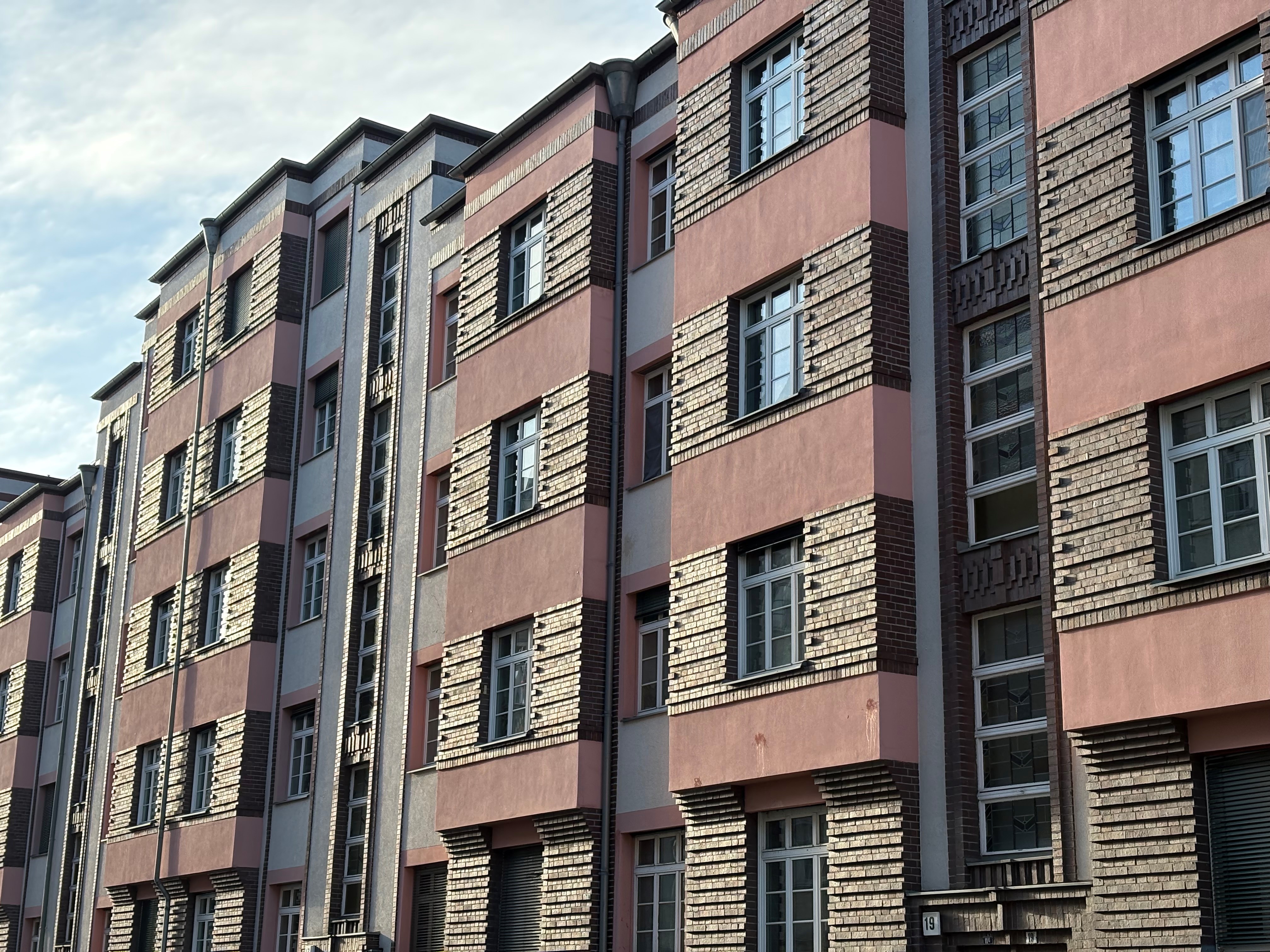 Facade with protruding clinker bricks