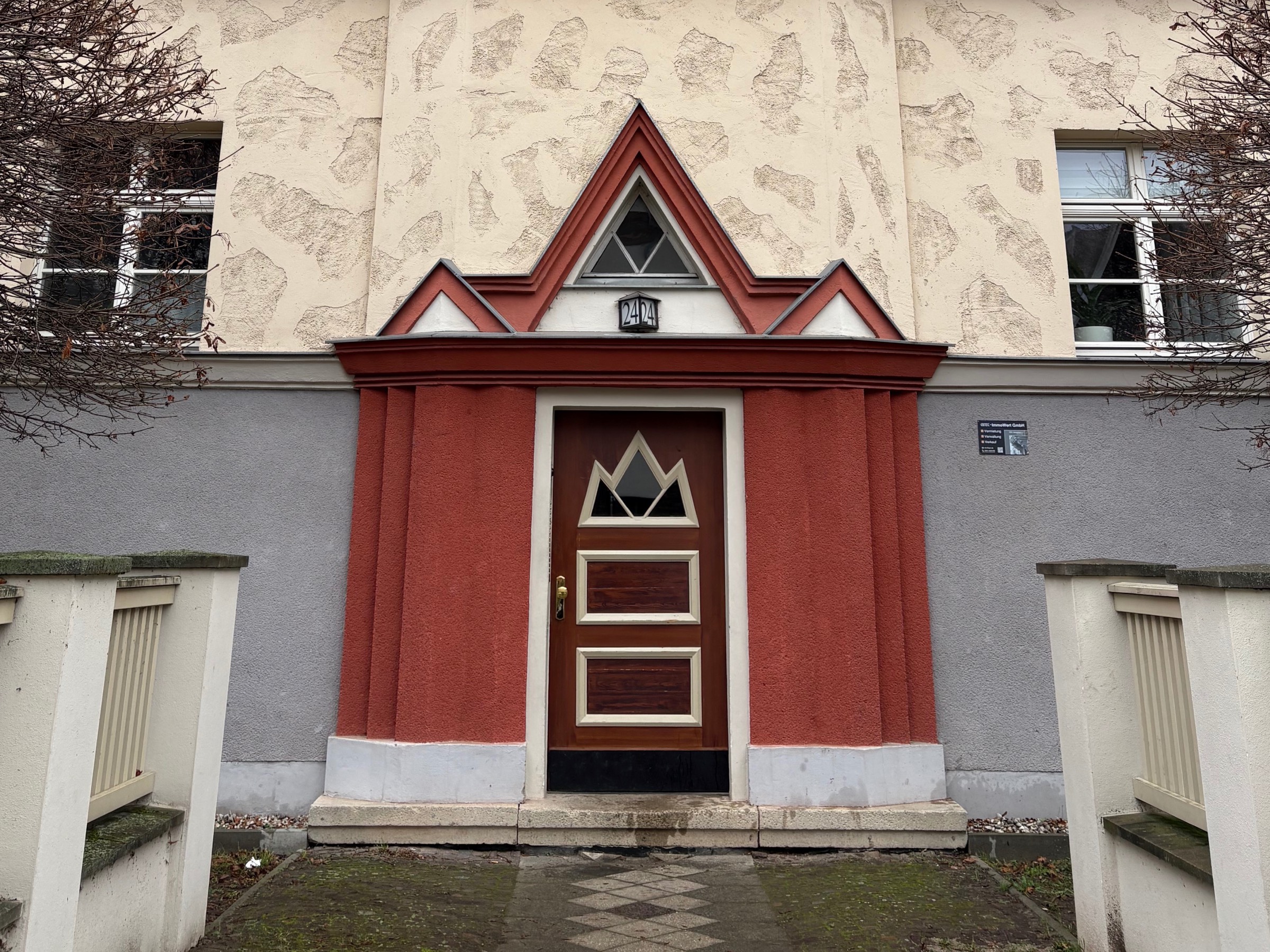 Zigzags on the entrance portal and the front door’s window (1928-1930)