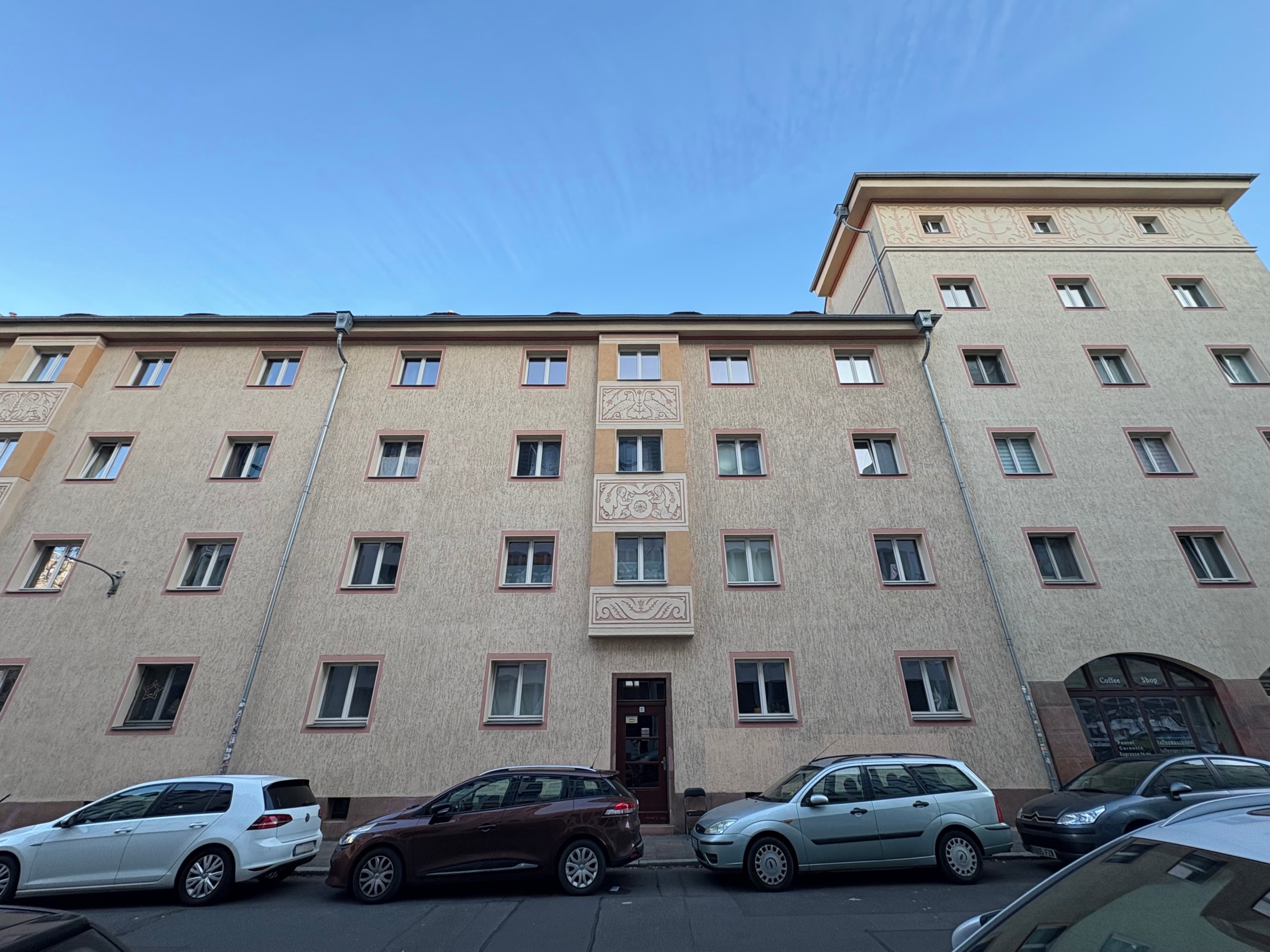Simple plaster façade with sgraffiti highlighting the staircase windows and roofline (1935-1936). The original windows have been replaced by plastic-frame windows without muntins.