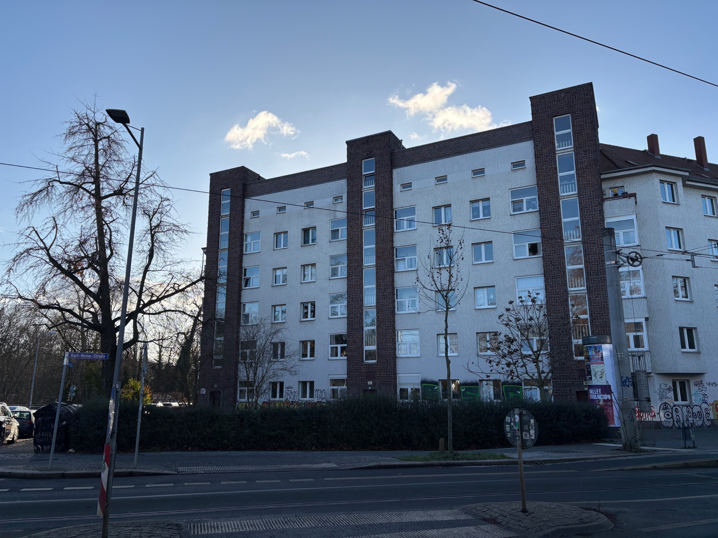 Simple plaster facade from 1935. The original windows have been replaced with plastic-frame windows without muntins, making the whole facade appear less cohesive.