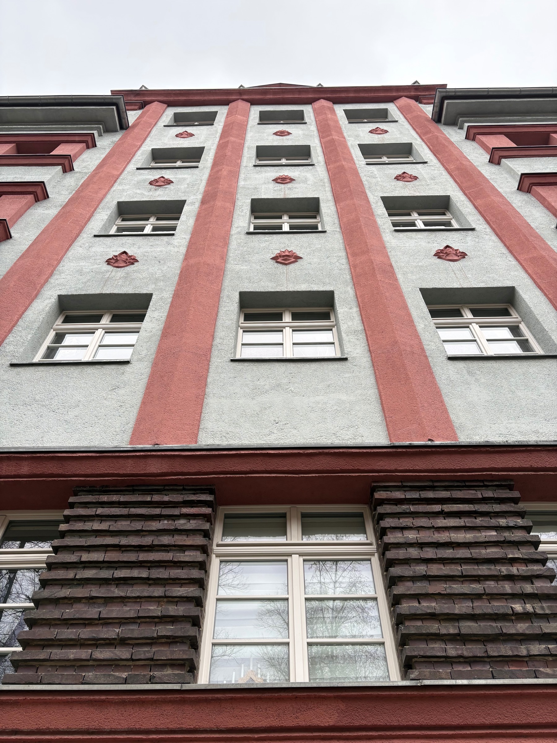 Façade from 1925 with Art Deco ornaments and lesenes, but still dominated by large plain plaster areas