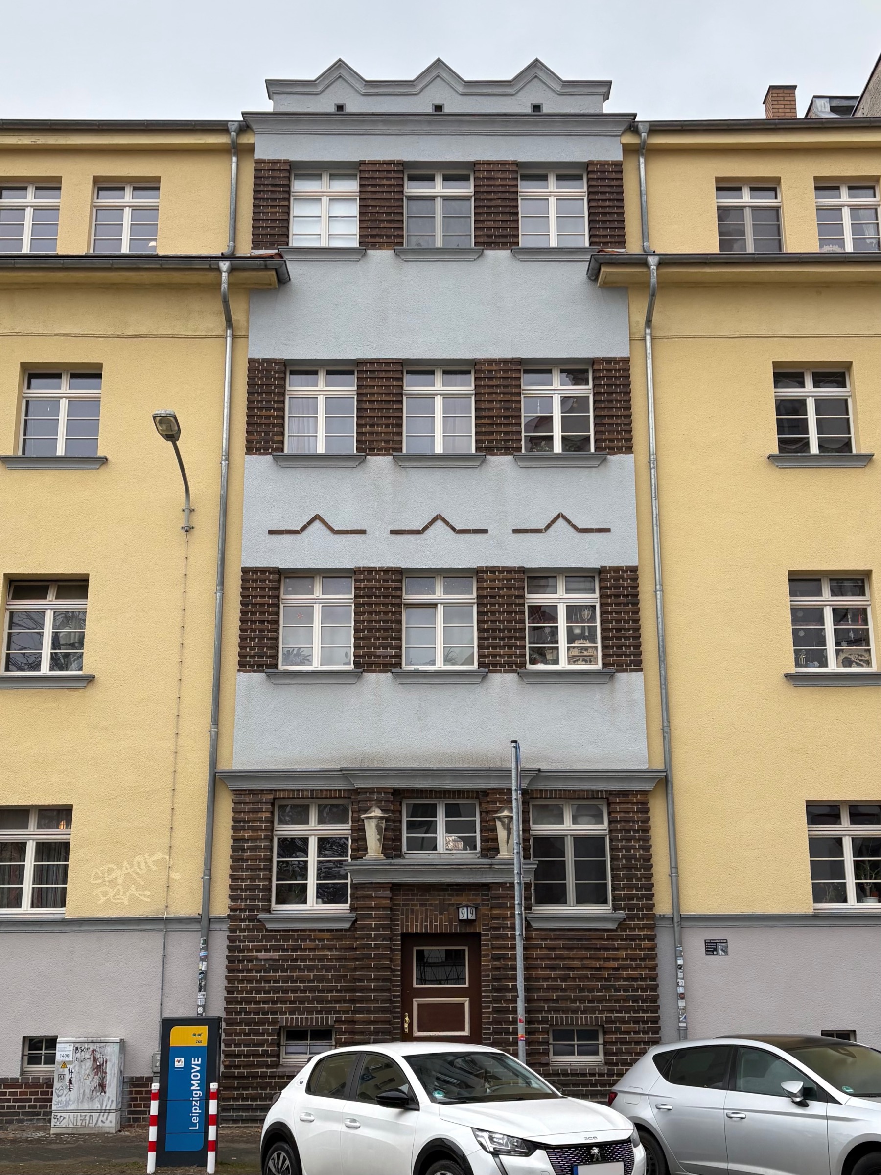 Chevrons on the roofline and in between stories (1927-1928)