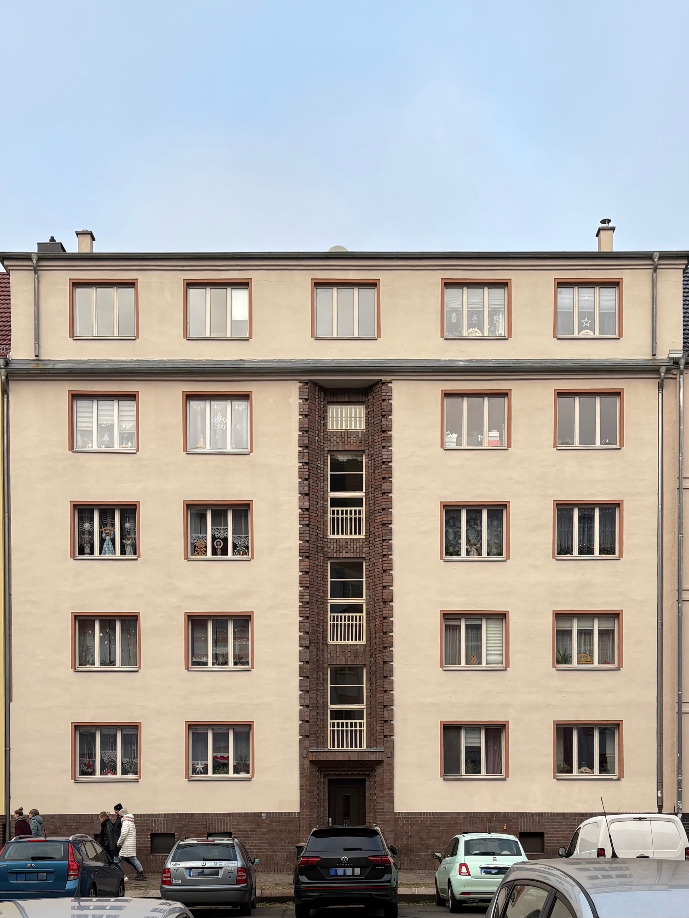 Clinker bricks framing the staircase windows of an apartment building