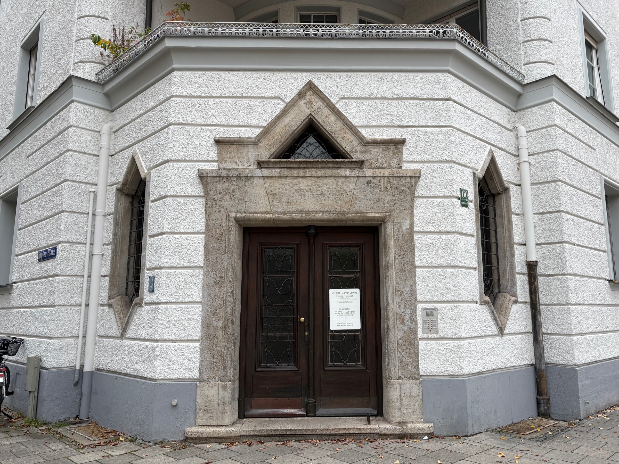 Chevrons on entrance portal and windows (1924-1926). The facade is otherwise very historicist, typical of the more conservative culture in Bavaria.