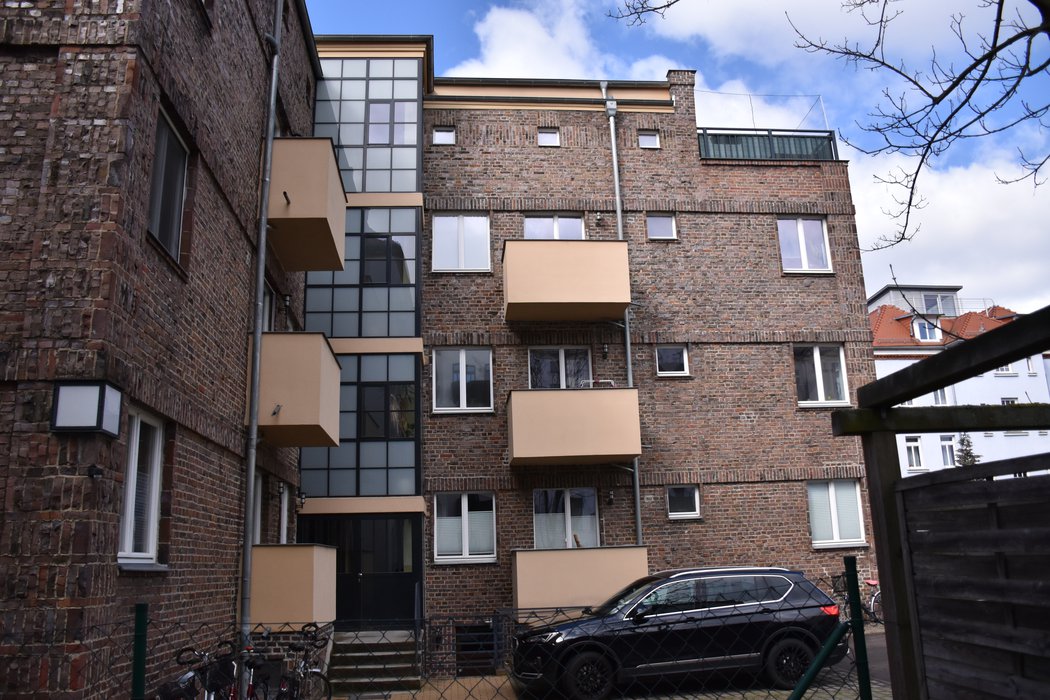 Entrance seen from the courtyard